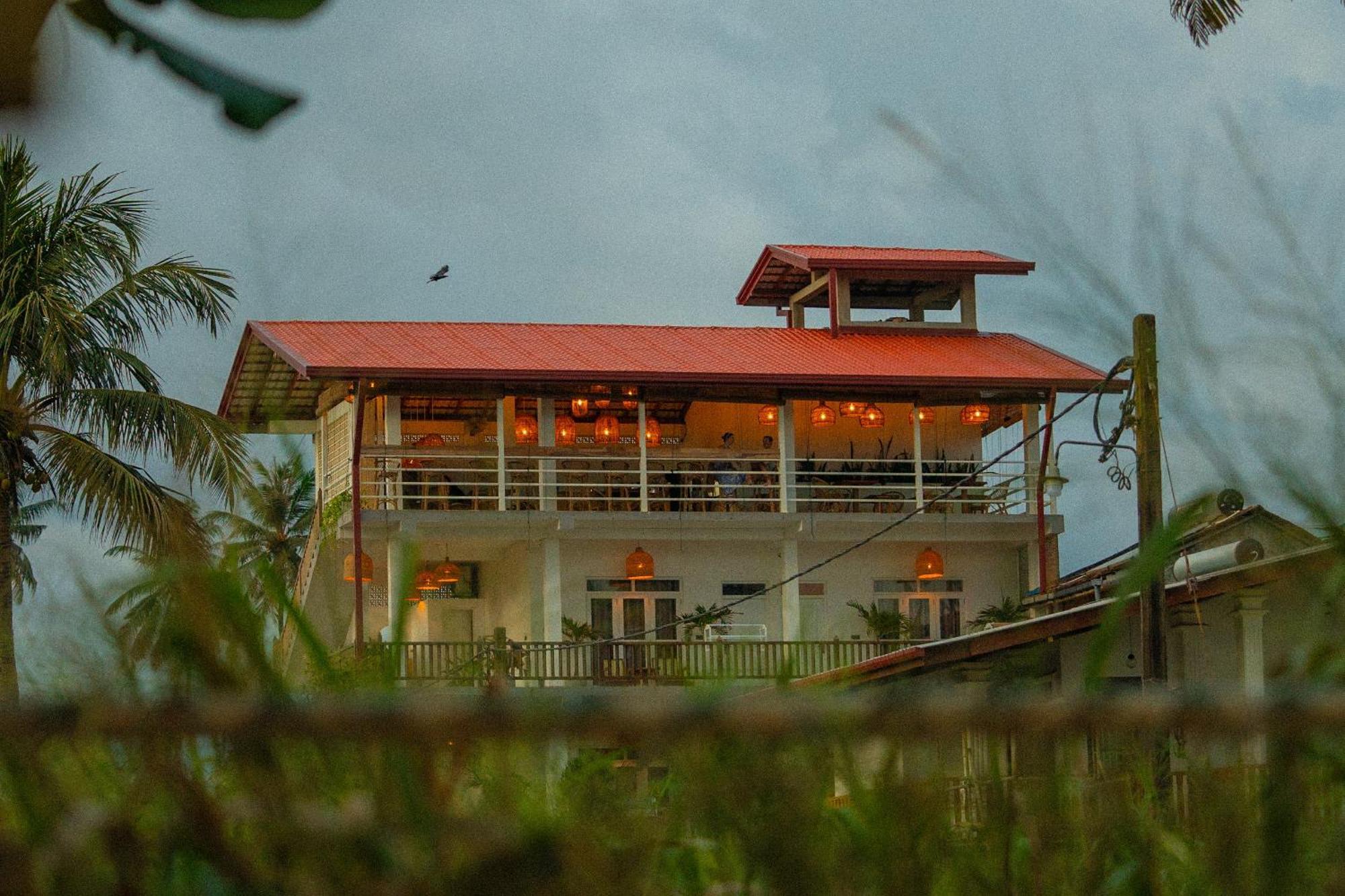 Lucky'S Surf Camp Bed and Breakfast Weligama Eksteriør billede