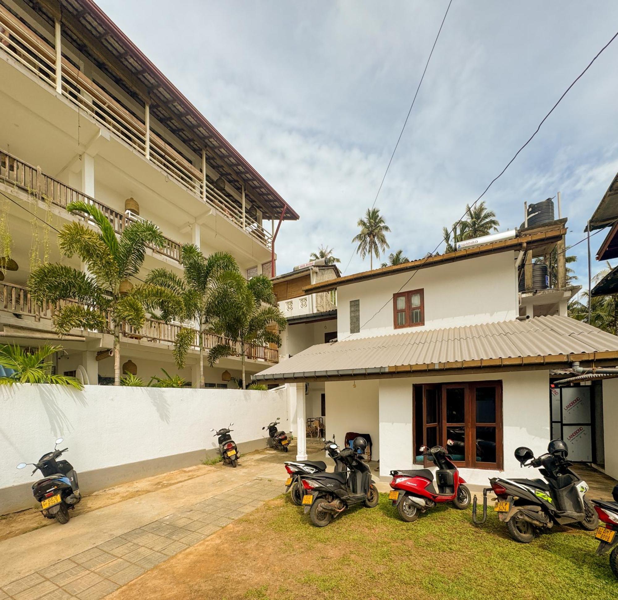 Lucky'S Surf Camp Bed and Breakfast Weligama Eksteriør billede